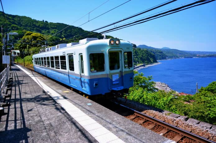 伊豆半島を走る普通列車