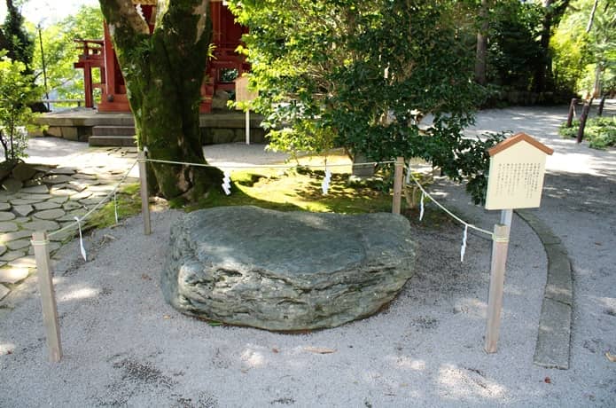 伊豆山神社　光り石